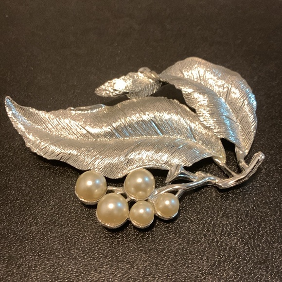Vintage Sarah Coventry Silver-Tone Leaf Brooch with Faux Pearl Berries - stamped - Picture 3 of 8